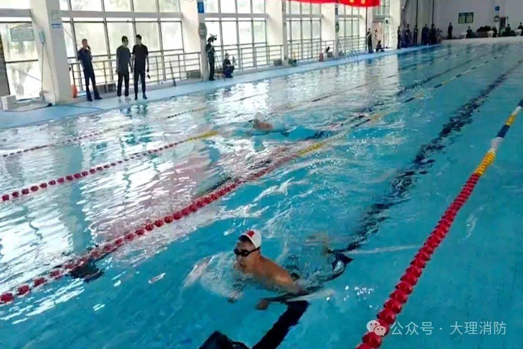 游泳池中，奋勇争先：选手们冲刺终点线的简单介绍